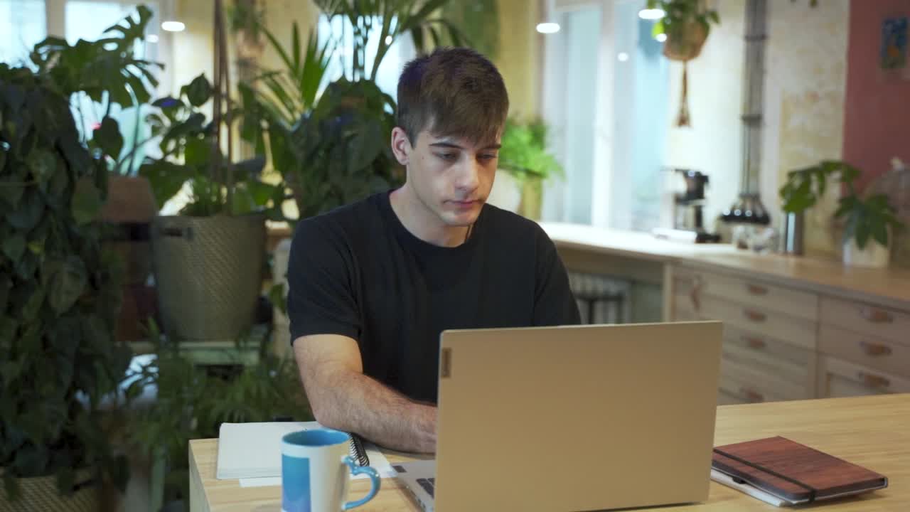 joven estudiante europeo está disfrutando de su café o té en la cafetería con fondo natural
