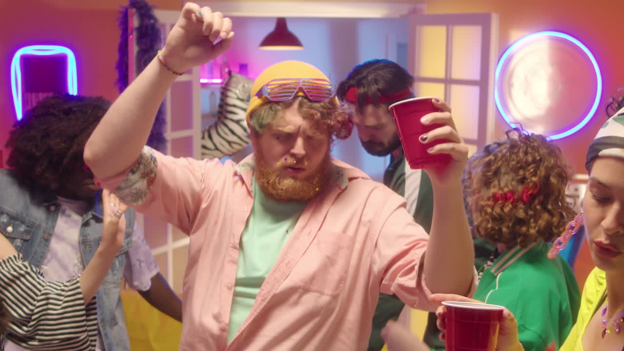 amigos haciendo una fiesta divertida.