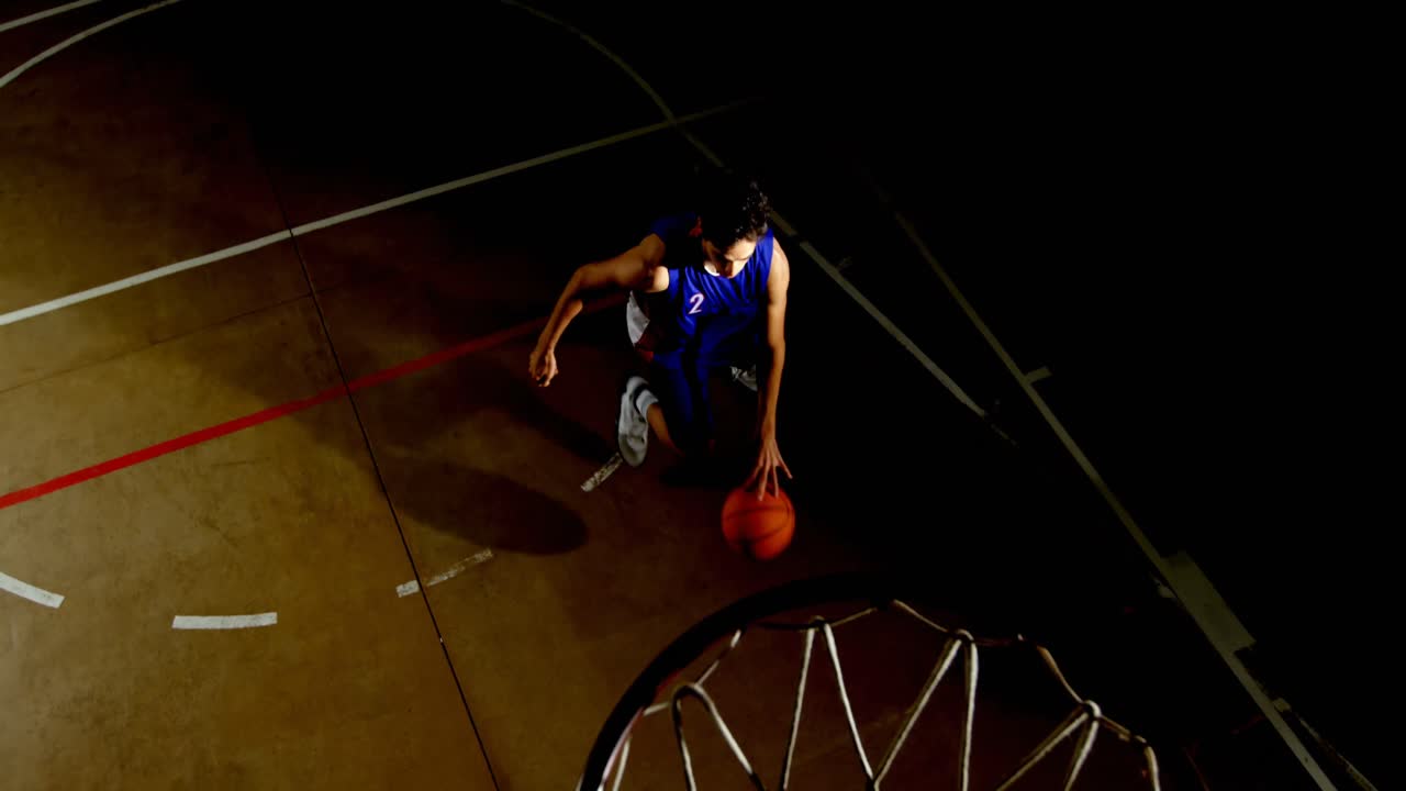 jugador de baloncesto masculino jugando en la cancha 4k