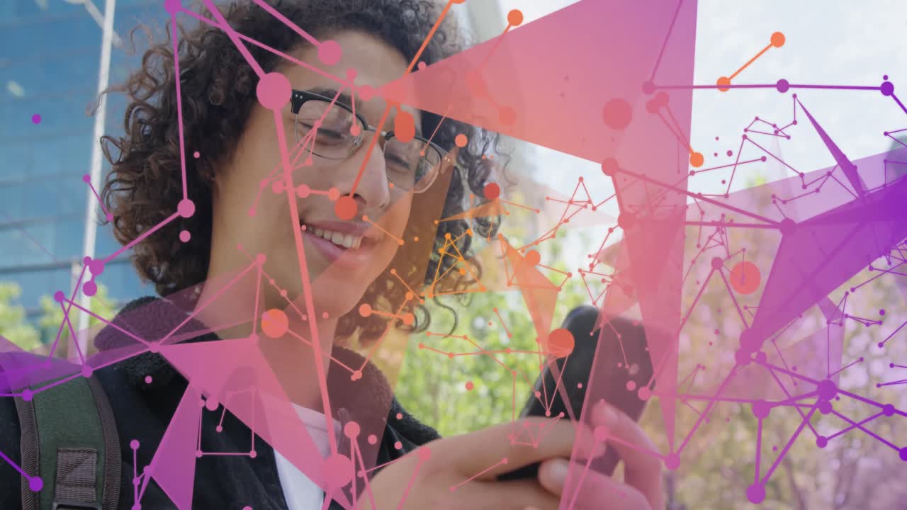 animación de puntos que se conectan con líneas que forman formas geométricas sobre un hombre biracial usando un teléfono celular.