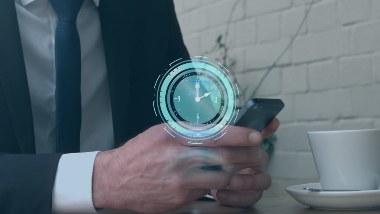 animación del reloj sobre el hombre de negocios caucásico usando teléfono inteligente