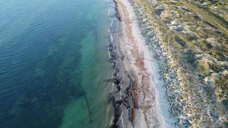 Toma-Panorámica-Hacia-Arriba-De-La-Playa-Y-Las-Dunas-En-España-Durante-La-Hora-Dorada