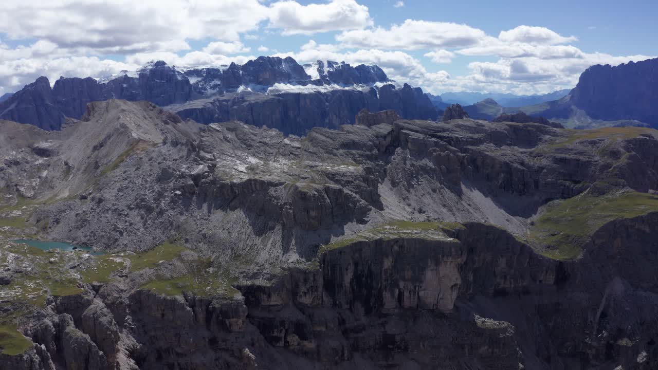 흐린 날과 햇빛이 비치는 동안 자연 호수가 있는 바위 산맥의 공중 - 푸에즈 오들레 국립공원의 셀라 그룹의 파노라마 전망