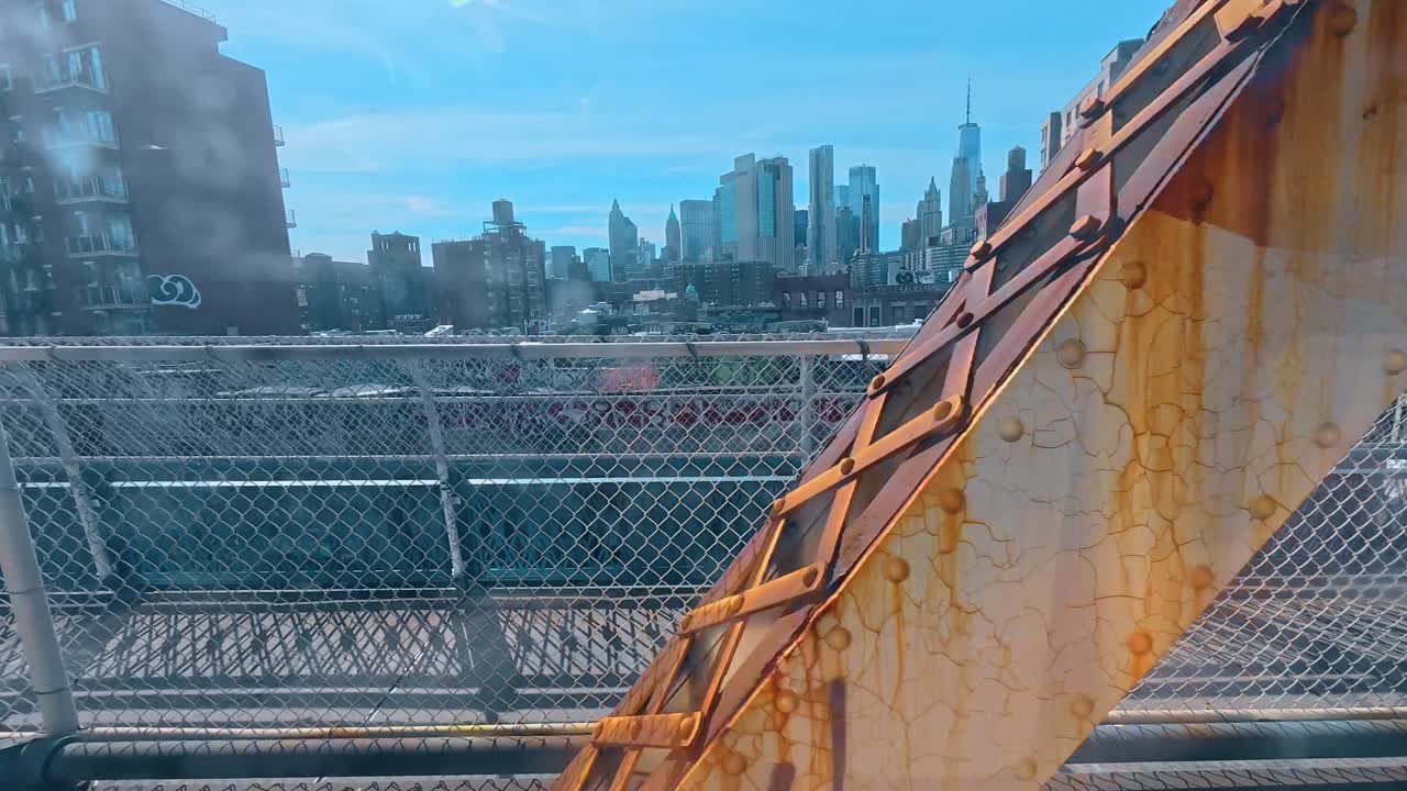 Boîtier de signalisation de pont métallique patiné avec des graffitis urbains. Détail industriel d'une structure en acier rouillé et d'un boîtier d'équipement avec des tags de graffitis dessinés à la main en milieu urbain.