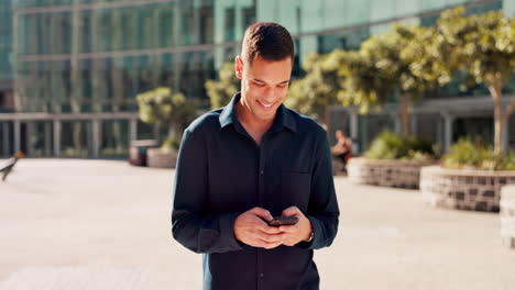 ciudad, teléfono y sonrisa, hombre escribiendo mensaje