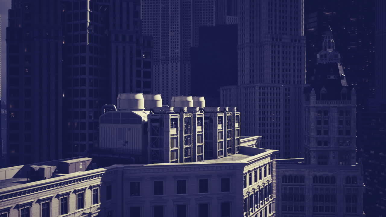 Azotea urbana con estructuras metálicas bajo una tenue iluminación nocturna.