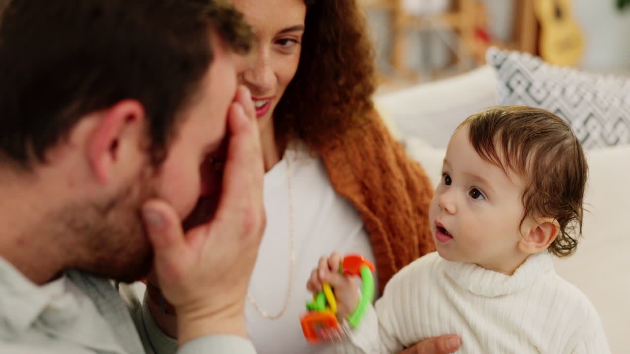peekaboo, juego cómico y niño con padres