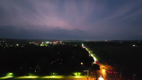 una intensa tormenta sobre una zona urbana vibrante