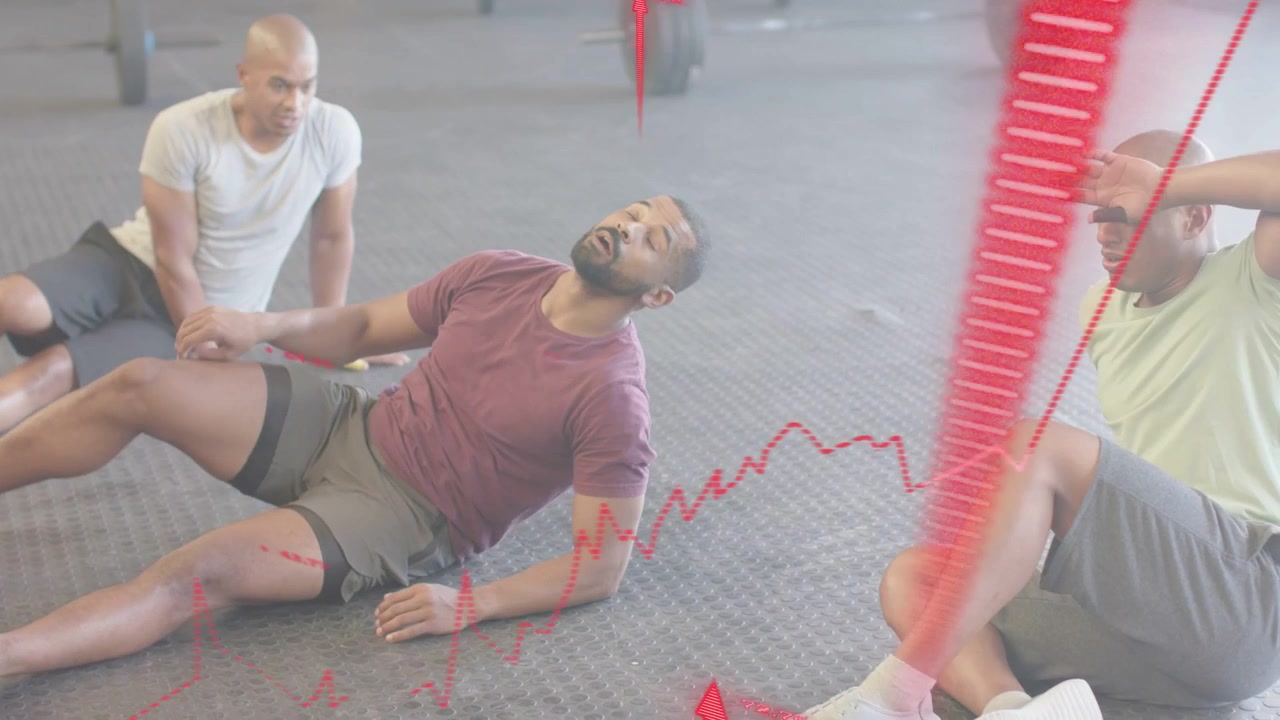 Uomo al centro che si sposta indietro in palestra, attivando il core, pedalando mentre frecce rosse si animano attraverso l'inquadratura.