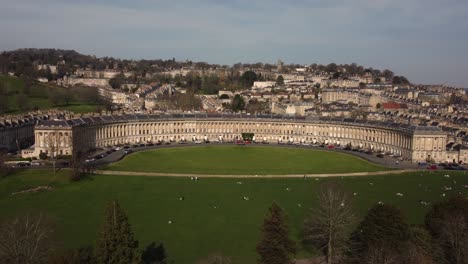 Royal-Crescent,-Historisches-Gebäude,-Bath,-Großbritannien,-Luftaufnahme-Von-Oben