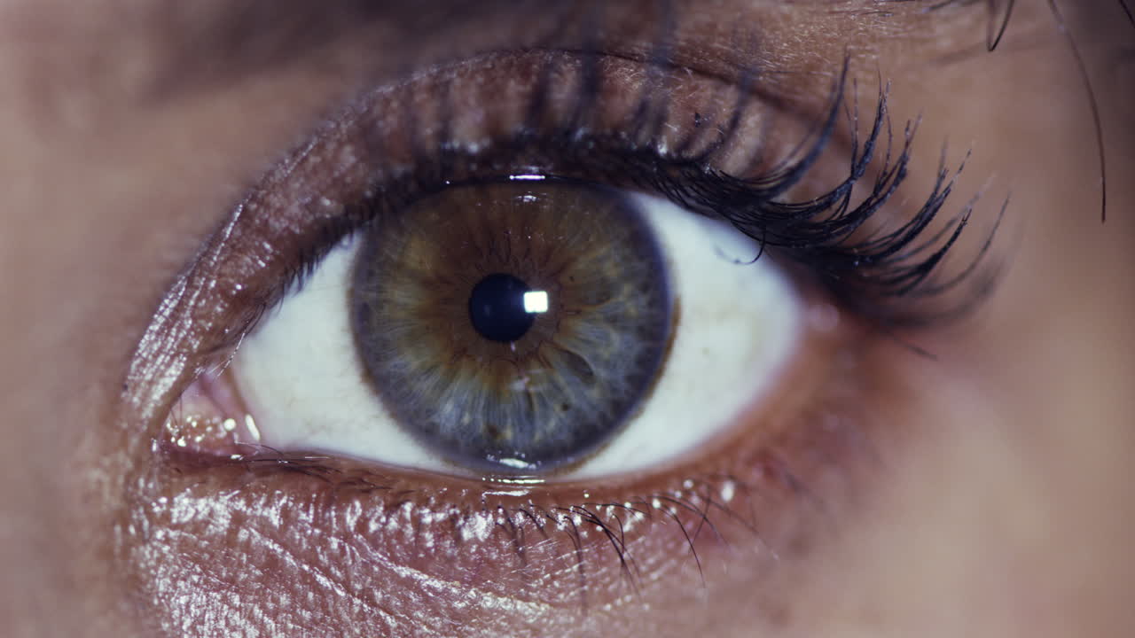 4k en primer plano de una hermosa mujer joven