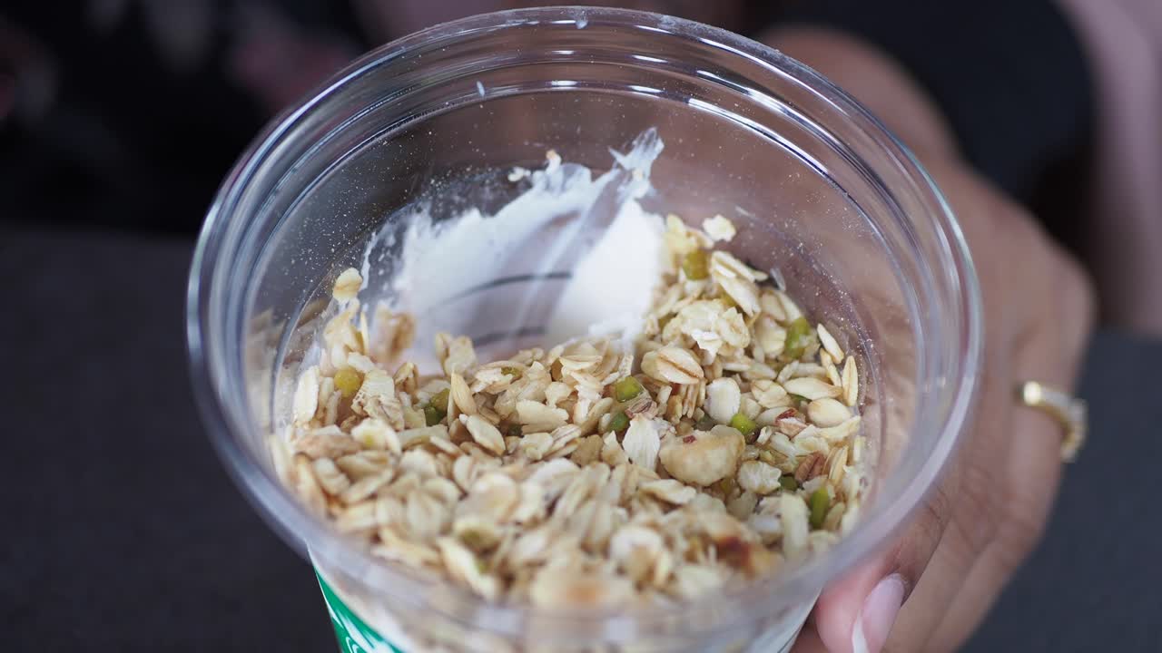 persona que come granola y yogur