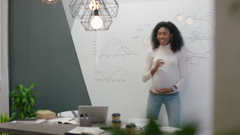 Hombre-De-Negocios-Afroamericano-Que-Usa-Un-Teléfono-Inteligente-Para-Grabar-Un-Video-De-Una-Reunión-De-Presentación-En-La-Sala-De-Juntas-Con-Una-Cámara-De-Teléfono-Móvil-Y-Comparte-Una-Pregunta-Con-Una-Mujer-De-Negocios-Que-Presenta-Una-Conferencia-De-Capacitación