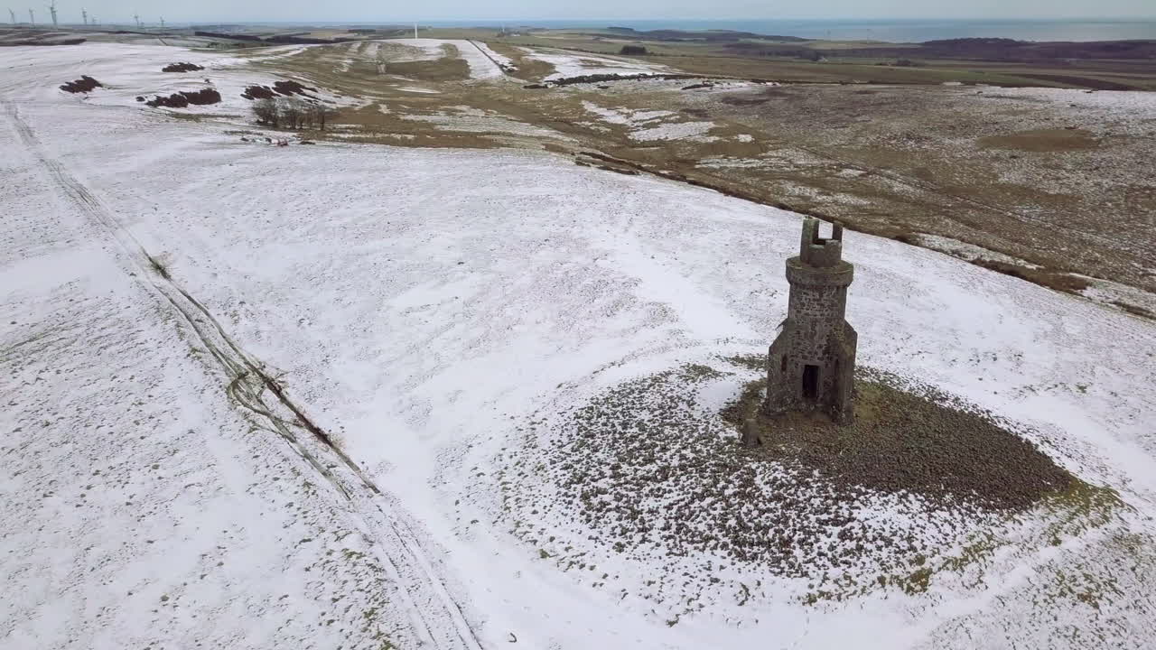 imágenes aéreas del monumento al monte st johnston en la nieve en un día de invierno en aberdeenshire, escocia