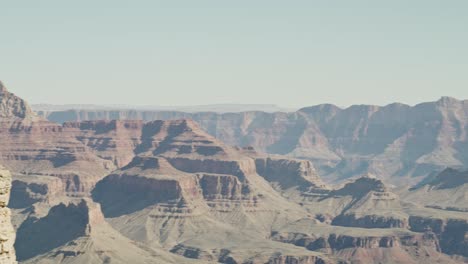 Borde-Sur-Del-Parque-Nacional-Del-Gran-Cañón-En-Arizona-Con-Una-Amplia-Toma-Panorámica-Del-Cañón-De-Derecha-A-Izquierda