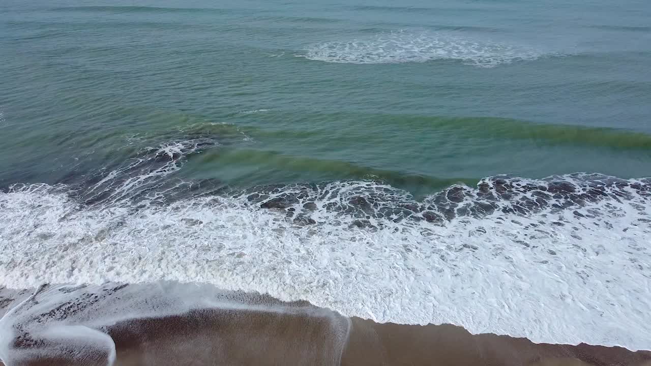 asombrosa vista del océano atlántico con olas rompiendo en una playa desierta