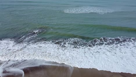 Asombrosa-Vista-Del-Océano-Atlántico-Con-Olas-Rompiendo-En-Una-Playa-Desierta