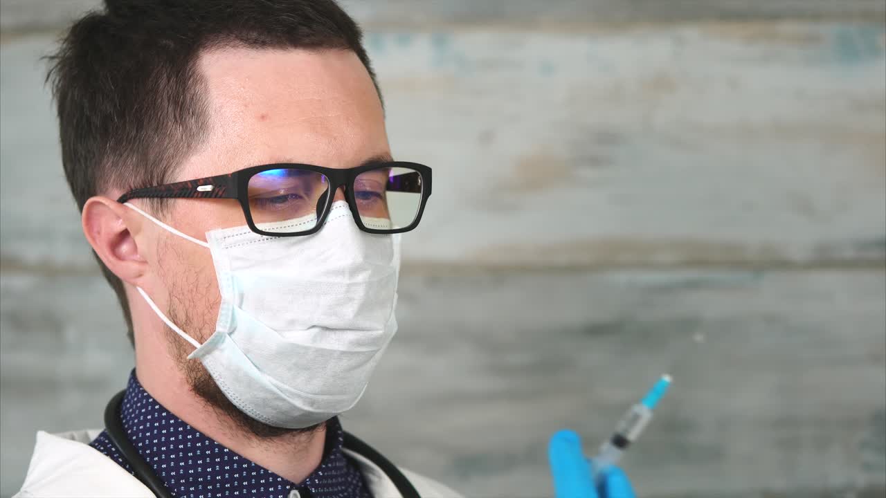 médico con una jeringa