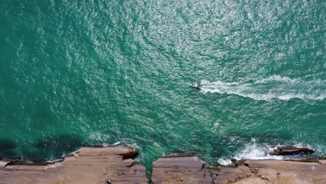 Bootstour-Auf-Einem-Felsen,-Einem-Strand-Am-Meer,-Aus-Der-Vogelperspektive-Ein-Iranischer-Landschaftsblick-Auf-Die-Malerische-Panorama-Sommerfreizeit-In-Katar,-Reise-Nach-Saudi-Arabien,-Reiseziel,-Die-Küstenflitterwochen,-Arabische-Resortlandschaft