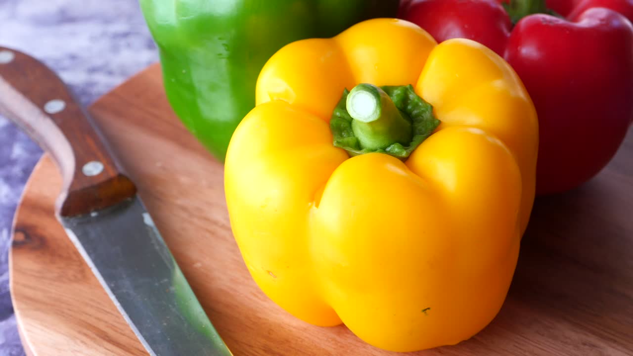 pimientos de color en la tabla de cortar