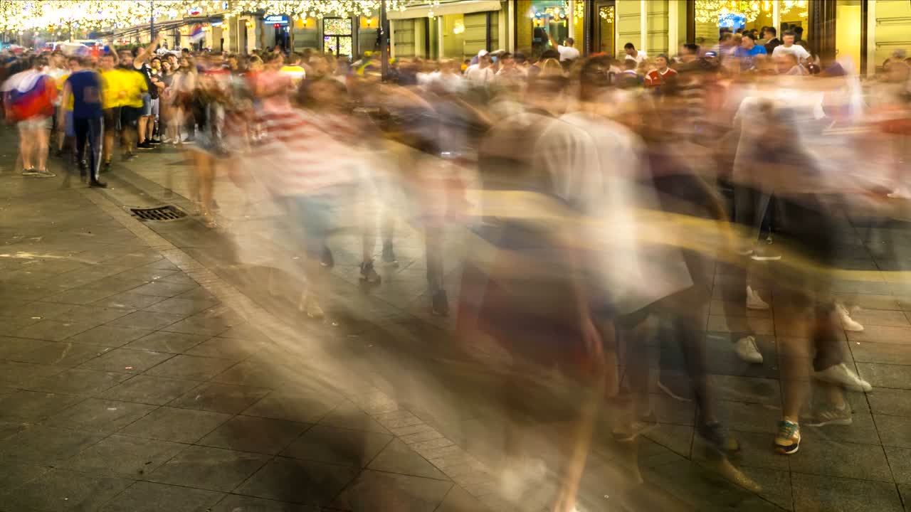 러시아 축구 팬들이 팀의 승리를 도시 거리에서 축하하고 있습니다.