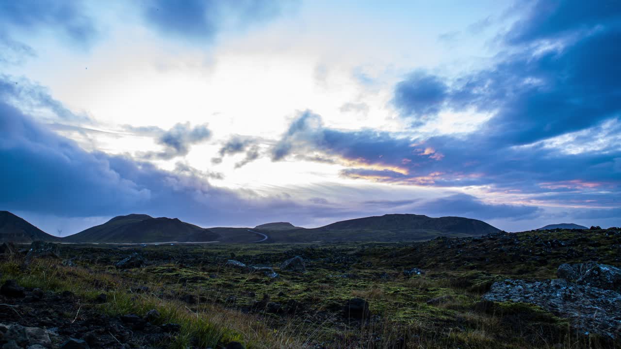 lapso de tiempo de nubes oscuras sobre el paisaje volcánico en la base del volcán geldingadalir, islandia
