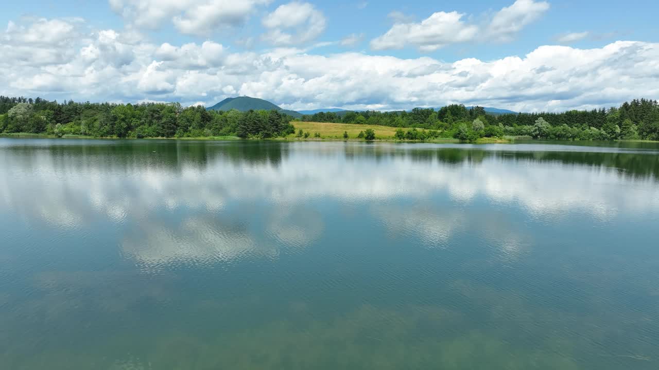 공중 드론 비행 원시 žovnek 호수 풍경에 가까운 슬로베니아, 녹색  ⁇ , 구름 여름 풍경, 물 위의 구름, braslovče