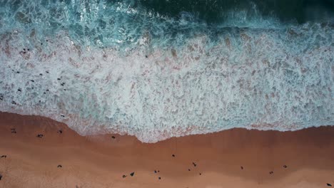 Luftdrohne-über-Dem-Kopf-Schwebende-Aufnahme-Von-Wellen,-Die-Auf-Den-Strand-Krachen