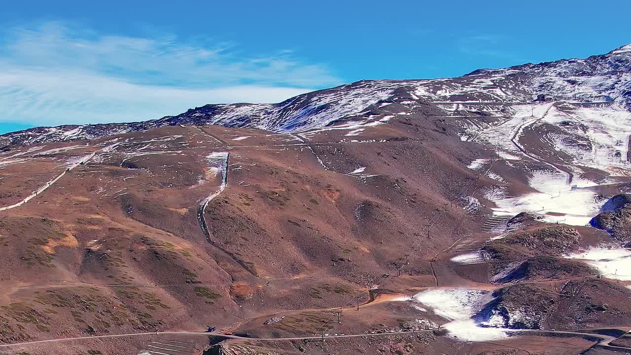 Vista panorámica de las montañas cerca de Granada durante la temporada de invierno
