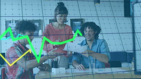 animación de múltiples gráficos y patrones de cuadrícula, diversos compañeros de trabajo compartiendo ideas en la oficina