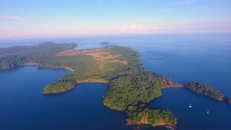 Drohnenvideo-Mit-Blick-Auf-Die-Wunderschönen-Parida-Inseln-In-Panama-Mit-Bunten-Wolken,-Die-Bei-Sonnenaufgang-In-Der-Ferne-über-Dem-Horizont-Aufragen