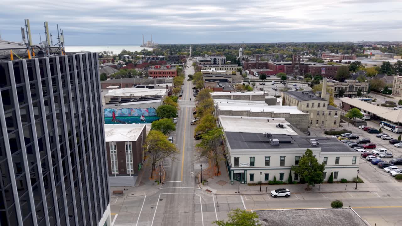 vista aérea baja sobre Sheboygan, Wisconsin