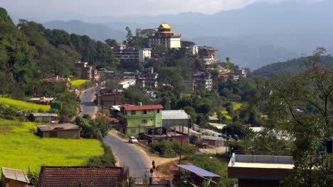 una vista del monasterio neydo tashi choling en la pequeña ciudad de dakshinkali en nepal rodeada de campos de mostaza