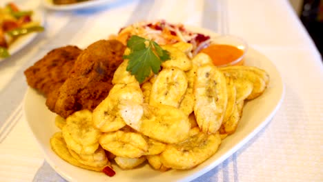 pollo frito con papas fritas de plátano verde
