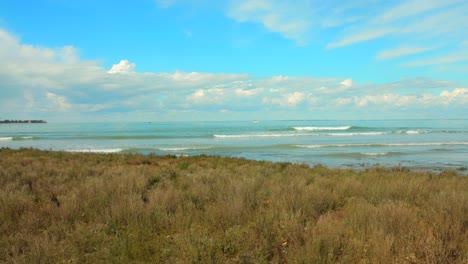 Wellen-Rollen-An-Land-In-Einer-Wunderschönen-Dünengraslandschaft