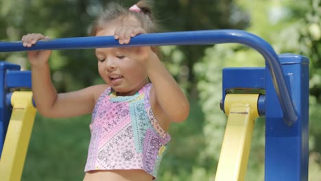 madre y hija embarazadas haciendo ejercicio en el gimnasio al aire libre