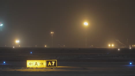 Un-Avión-Moviéndose-Rápidamente-En-La-Pista