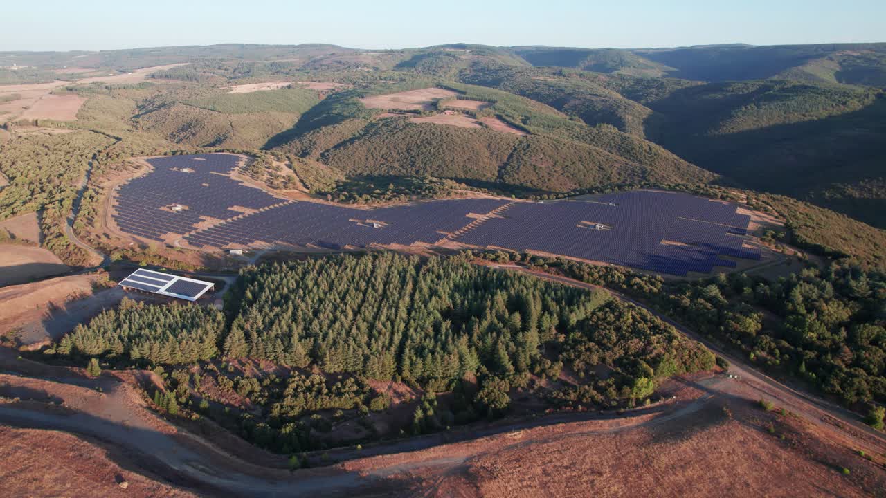 프랑스 남부 의 큰 태양 에너지 농장 해가 뜨는 동안 산의 풍경