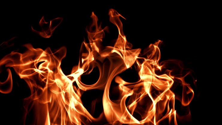 Fiamme dinamiche su uno sfondo scuro.