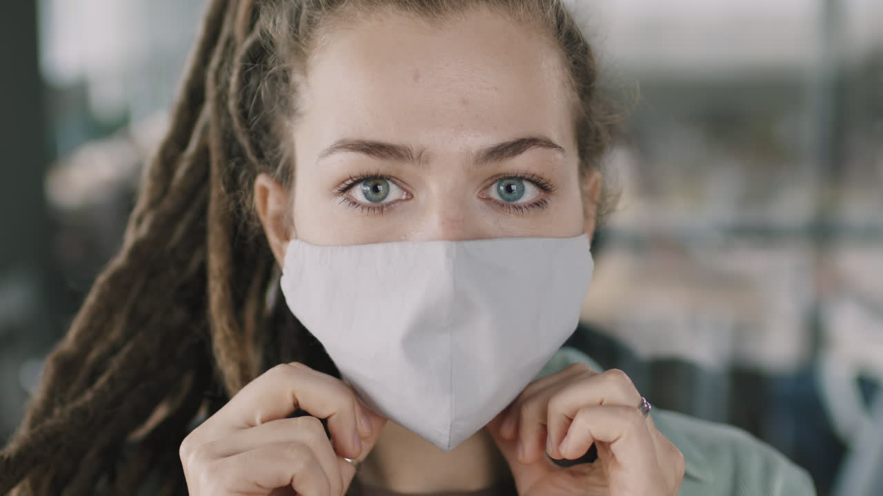 mujer ajustando la máscara facial