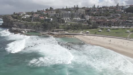 Wellen,-Die-An-Der-Nelson-Bay-In-Bronte-Beach-Plätschern