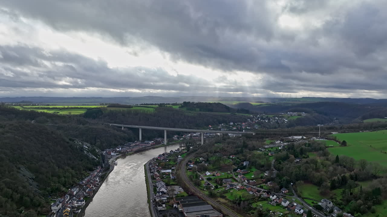 공중에서 볼 때, 디의 과거와 현재는 조용한 메우즈 강을 따라 합쳐져 있습니다.