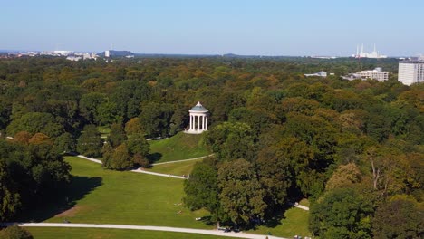 Atemberaubende-Luftaufnahme-Von-Oben-Flugpavillon-Monopteros-Englischer-Garten-München-Deutschland-Bayern,-Sommer-Sonniger-Blauer-Himmel-Tag-23