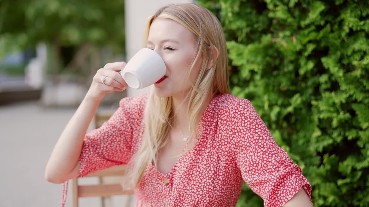 mujer disfrutando de café al aire libre