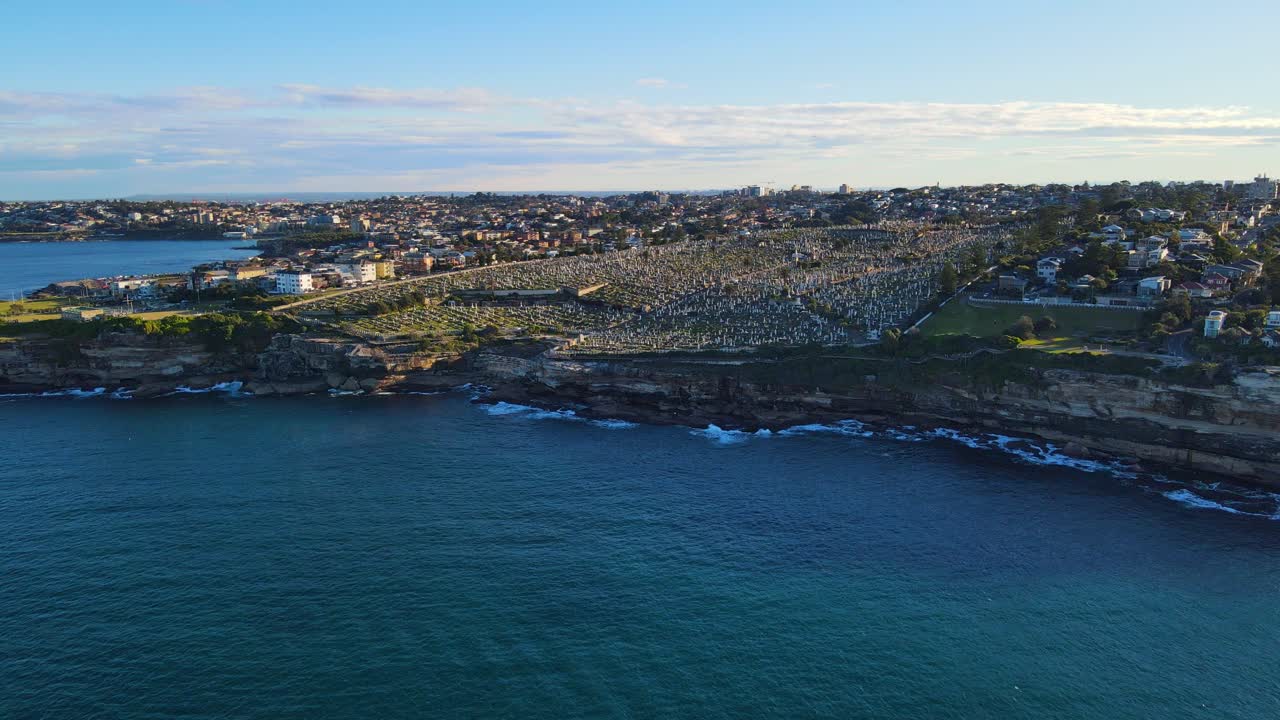 호주 뉴 사우스 웨일즈 주 브론테 해변의 해안 절벽에 있는 웨이벌리 공동묘지