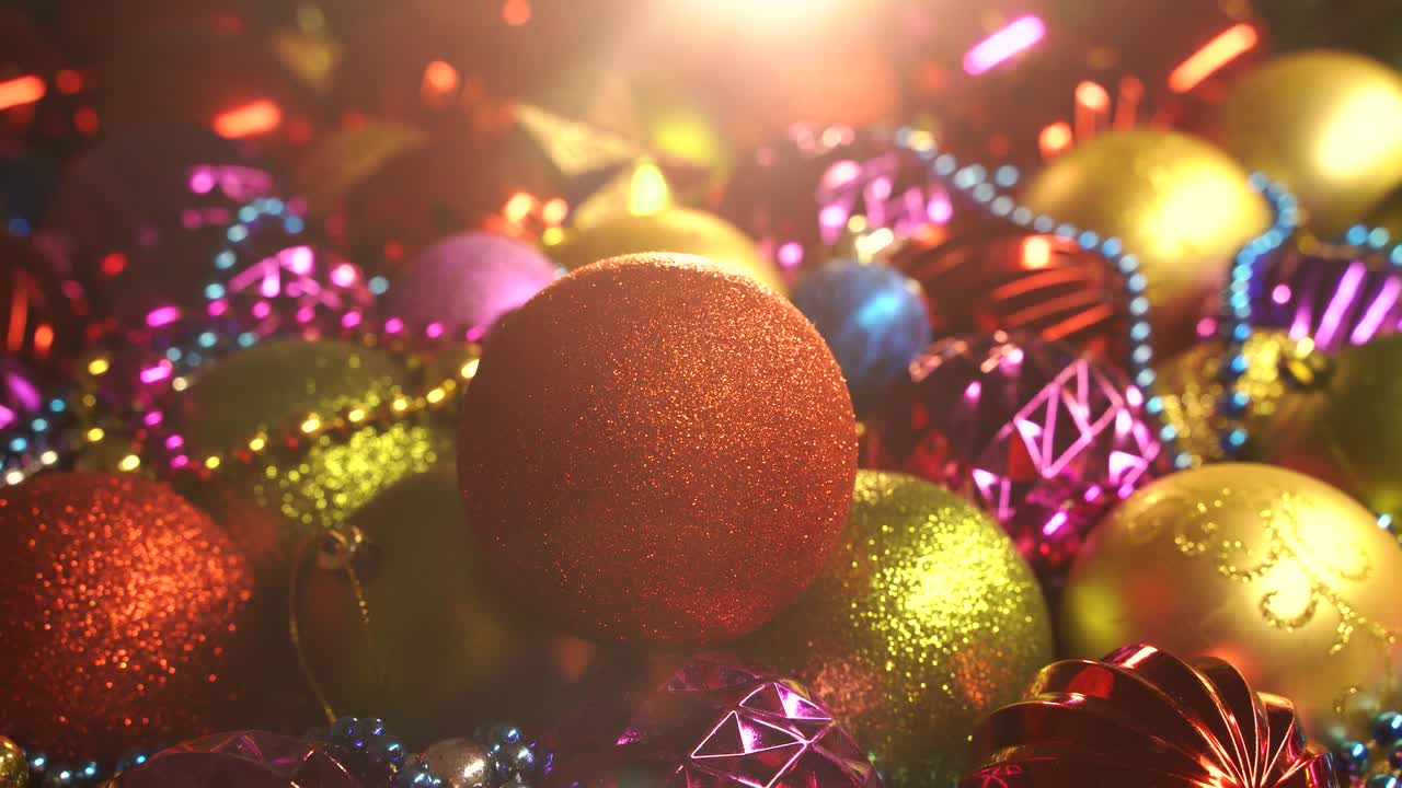 brillantes bolas de navidad rojas y amarillas con fondo festivo. hermosas decoraciones de navidad feliz en la mesa. fondo borroso