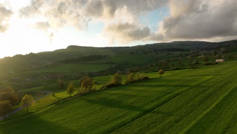 El-Dron-Cinematográfico-Revela-La-Luz-Dorada-Del-Atardecer-Que-Acaricia-El-Campo-Rural.