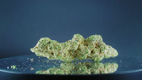 Graugrüne-Getrocknete-Marihuana-Knospe---Nahaufnahme-Konzeptaufnahme,-Getrocknete-Marihuana-Pflanzen,-Orangefarbene-Trichom-Sorten,-Auf-Einem-Reflektierenden-Drehständer,-Studiolichter,-Zeitlupe,-4k-Video-2