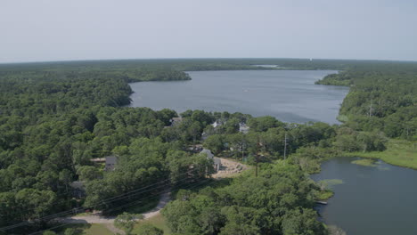 Sobrevuelo-Aéreo-Casas-De-Vacaciones-Y-Un-Estanque-En-Cape-Cod-Massachusetts