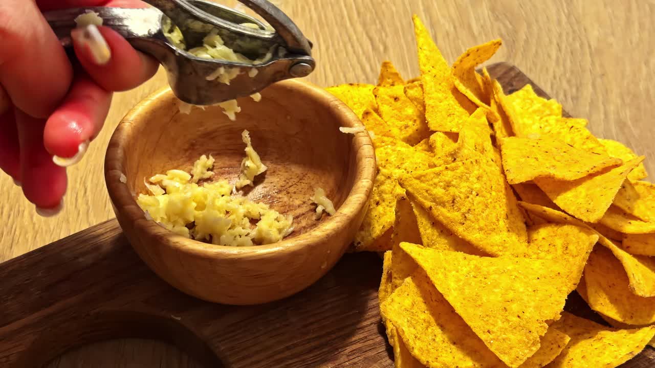 Preparazione dell'aglio per i nachos, per mostrare la gioia della cucina fresca e della preparazione